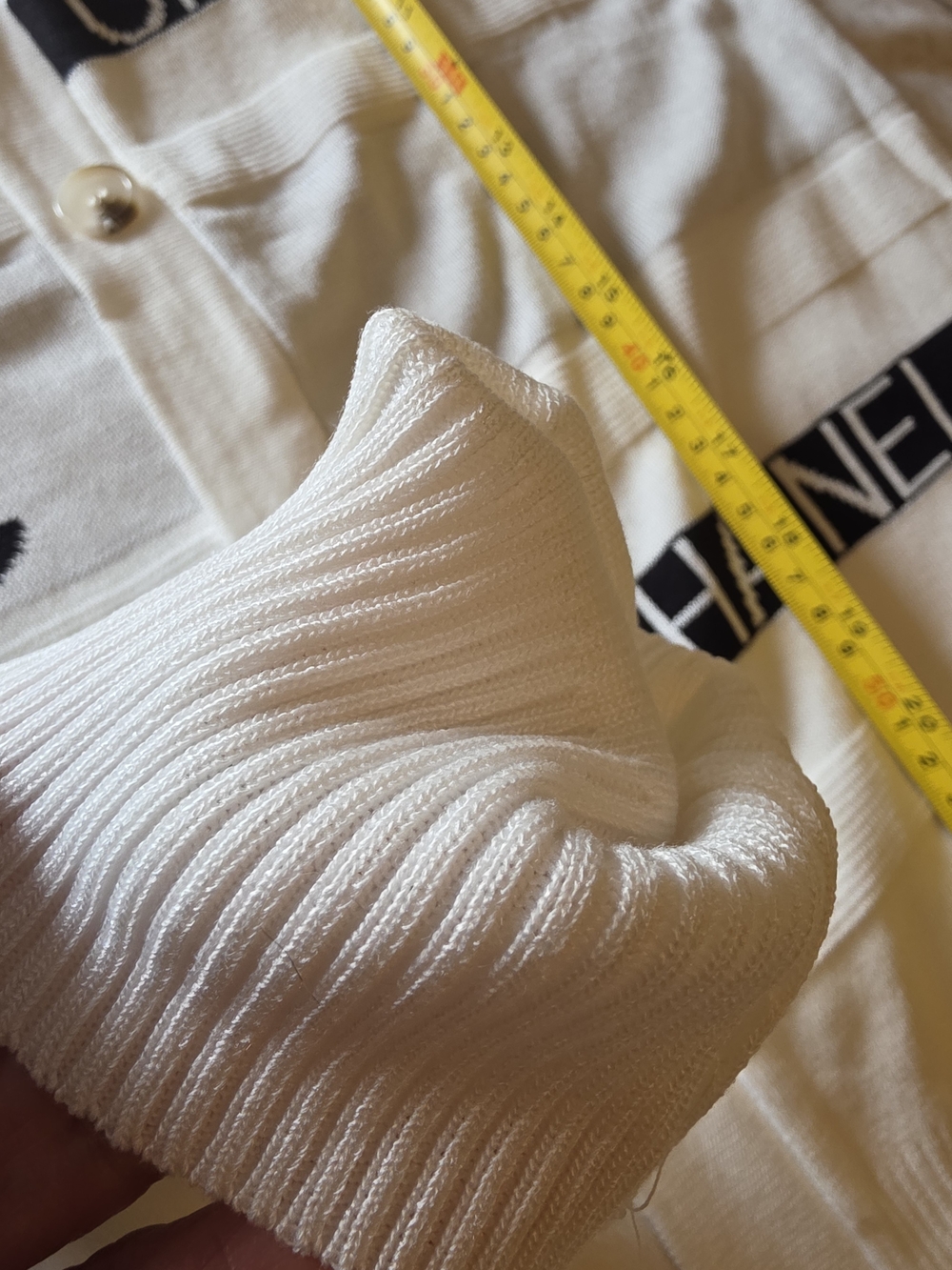 Chanel White CC Logo Cardigan - Picture 5 of 9